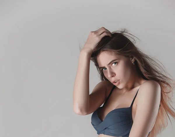 Cara de una hermosa joven con una cara limpia y fresca de cerca — Foto de Stock