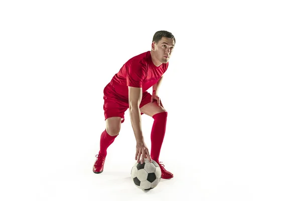 Jogador de futebol ou futebol na parede branca com grama. treinamento do  jovem modelo esportivo masculino. atacando, pegando. conceito de esporte,  competição, vitória, ação, movimento, superação. ângulo amplo.