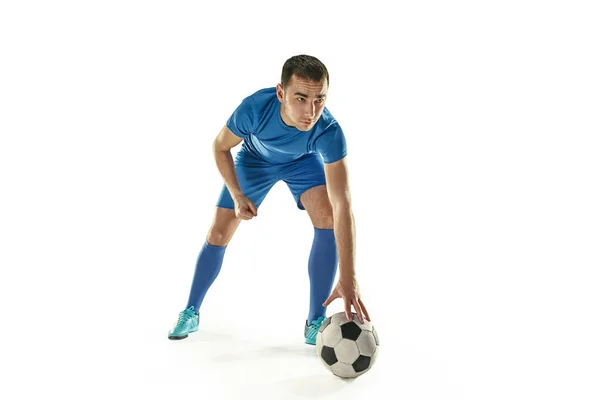 Επαγγελματικό ποδόσφαιρο ποδοσφαιριστής με μπάλα απομονωμένη λευκό φόντο — Φωτογραφία Αρχείου