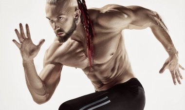 Fitness adam çalıştıran bir gri izole