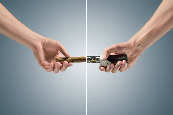 Рука держит электронную сигарету — стоковое фото
