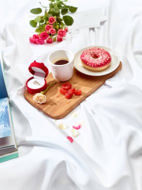 Aşk mektubu kavramı ile kahvaltı masasında