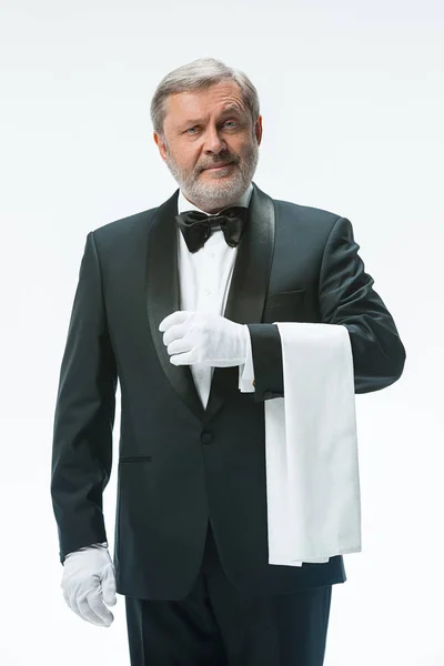 Camarero senior sosteniendo toalla blanca — Foto de Stock