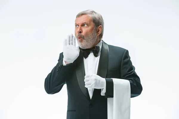 Camarero senior sosteniendo toalla blanca — Foto de Stock