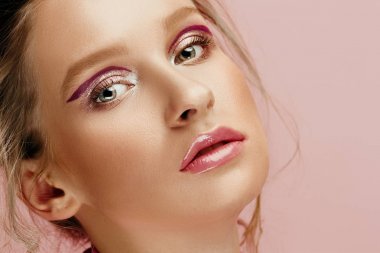 Genç moda model kadın parlak gözleri ve dudakları yüzü Güzellik