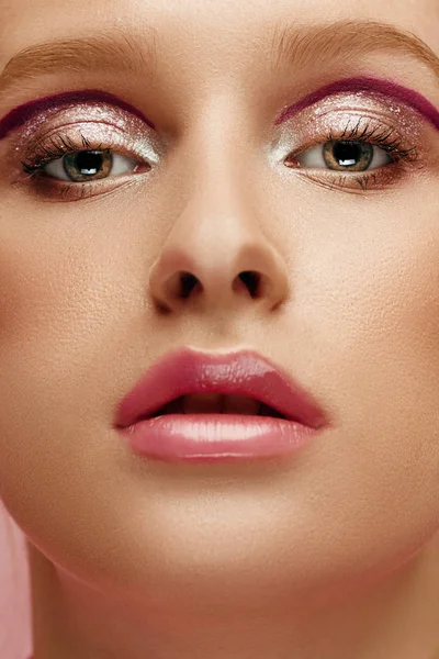 Kozmetikai arc, a fiatal divat modell nő a fényes szem és az ajkak — Stock Fotó