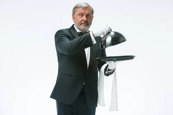 Il cameriere con vassoio e coperchio cloche in metallo — Foto Stock