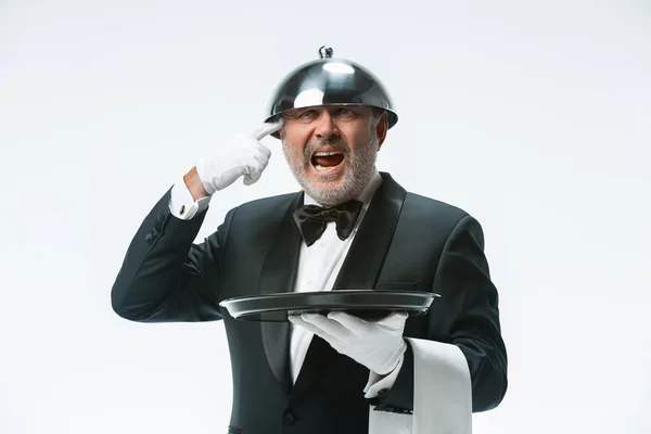 El camarero con bandeja y tapa de cloche metálico — Foto de Stock