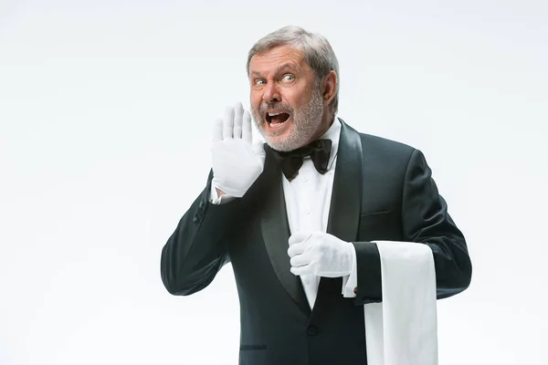 Senior servitör innehav vit handduk — Stockfoto