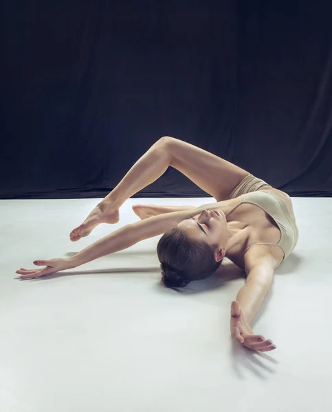 Młoda Nastolatka tancerka ion biały podłogi tło. — Zdjęcie stockowe
