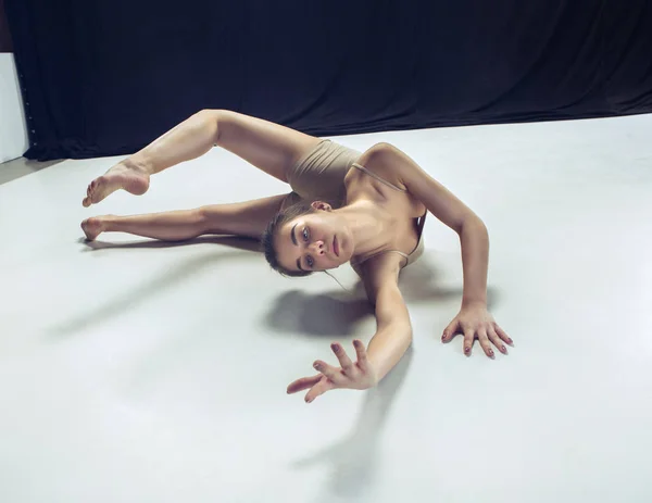 Jovem adolescente dançarino ion branco chão fundo . — Fotografia de Stock