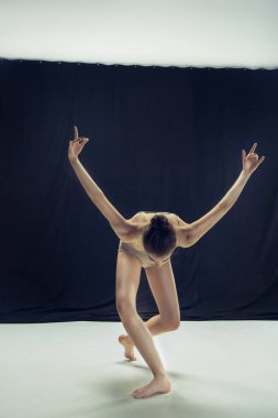 Genç teen dansçı iyon beyaz zemin arka plan.