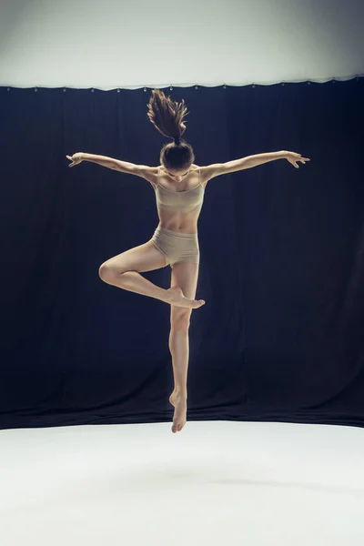 Młoda Nastolatka tancerka na tle białej podłogi. — Zdjęcie stockowe