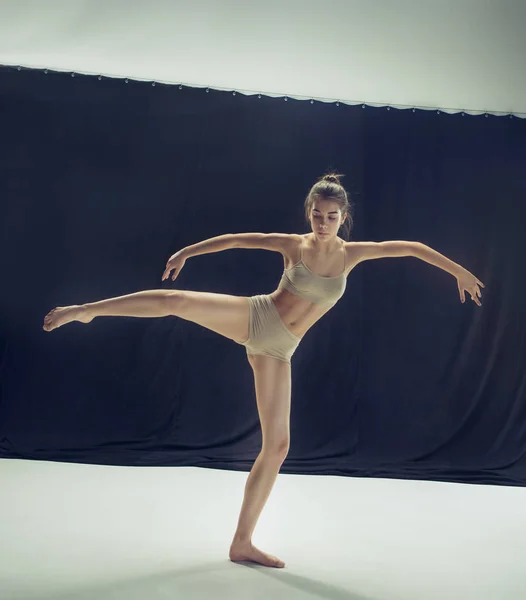 Giovane adolescente ballerino ion pavimento bianco sfondo . — Foto Stock