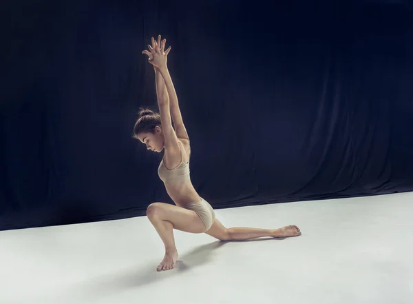 Jovem adolescente dançarino ion branco chão fundo . — Fotografia de Stock