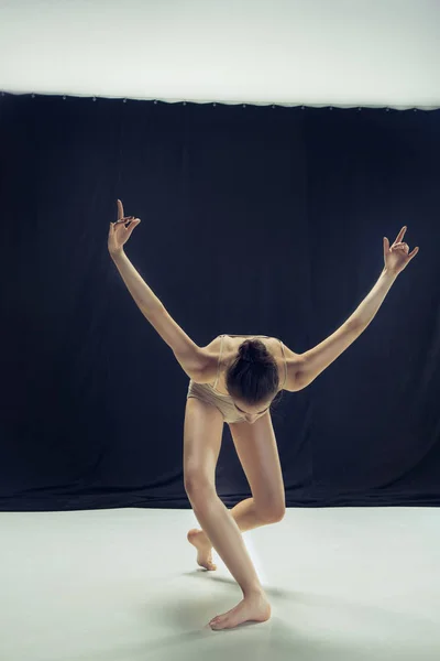 Tineri adolescenta dansator ion alb podea fundal . — Fotografie, imagine de stoc