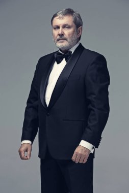Orta yaşlı erkek yetişkin gri izole bir takım elbise