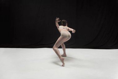 Beyaz zemin zemin üzerine genç genç dansçı.