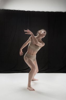 Beyaz zemin zemin üzerine genç genç dansçı.