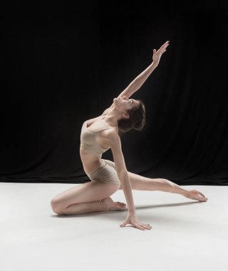 Beyaz zemin zemin üzerine genç genç dansçı.