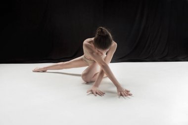 Beyaz zemin zemin üzerine genç genç dansçı.
