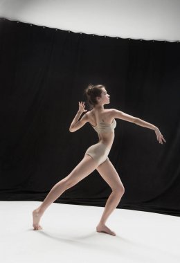Beyaz zemin zemin üzerine genç genç dansçı.