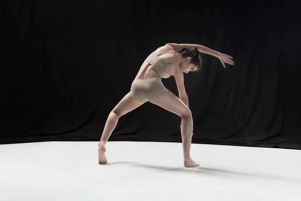 年轻的青年舞蹈家在白色地板背景. — 图库照片