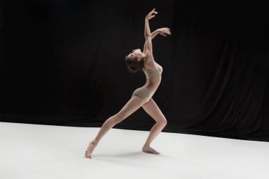 Beyaz zemin zemin üzerine genç genç dansçı.