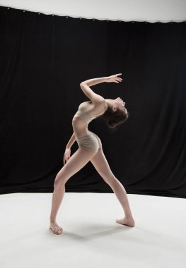 Beyaz zemin zemin üzerine genç genç dansçı.