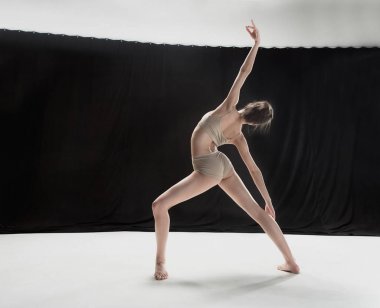 Beyaz zemin zemin üzerine genç genç dansçı.