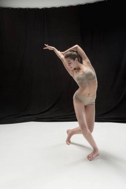 Beyaz zemin zemin üzerine genç genç dansçı.