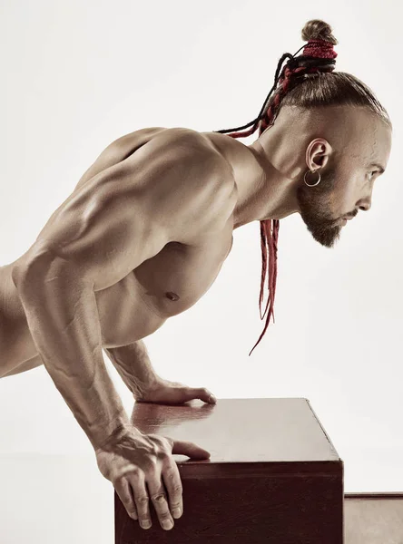 El chico guapo es estrujado en una mesa en el gimnasio —  Fotos de Stock