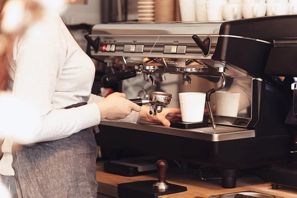 Barista, café, maken van koffie, voorbereiding en dienstverleningsconcept — Stockfoto