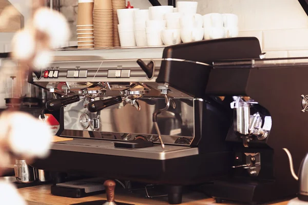 Barista, Café, Kaffeezubereitung, Zubereitungs- und Servicekonzept — Stockfoto