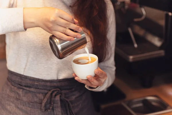 Barista, Café, Kaffeezubereitung, Zubereitungs- und Servicekonzept — Stockfoto