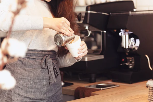 Barista, café, fazendo café, preparação e conceito de serviço — Fotografia de Stock