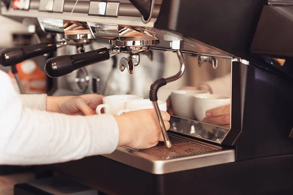 Barista, Café, Kaffeezubereitung, Zubereitungs- und Servicekonzept — Stockfoto