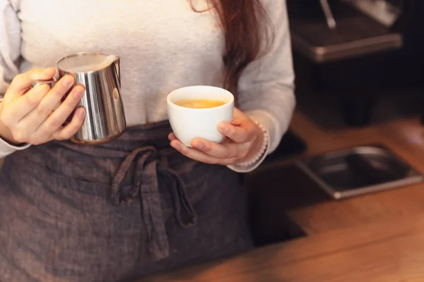 Barista, Café, Kaffeezubereitung, Zubereitungs- und Servicekonzept — Stockfoto