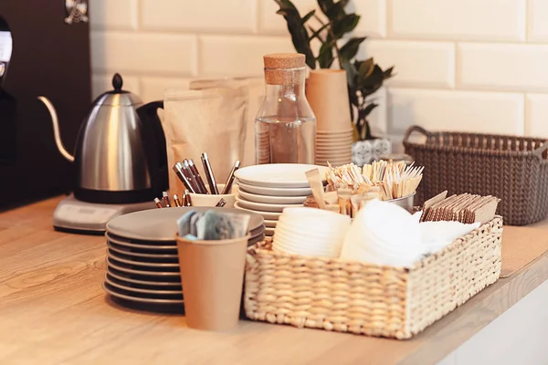 Setting meja untuk kopi di meja di warung kopi — Stok Foto