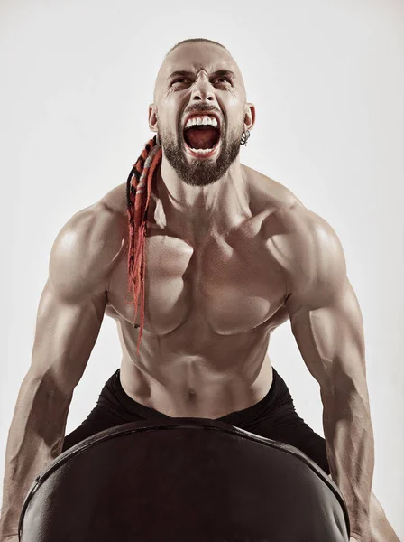 Фітнес-людина з ідеальним тілом робить вправи з залізним стволом — стокове фото