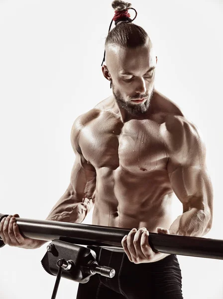Exercice pour triceps dans la salle de gym — Photo