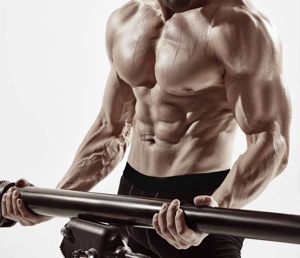 Exercice pour triceps dans la salle de gym — Photo