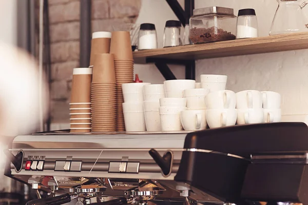 En dukning för kaffe på räknaren på ett kafé — Stockfoto