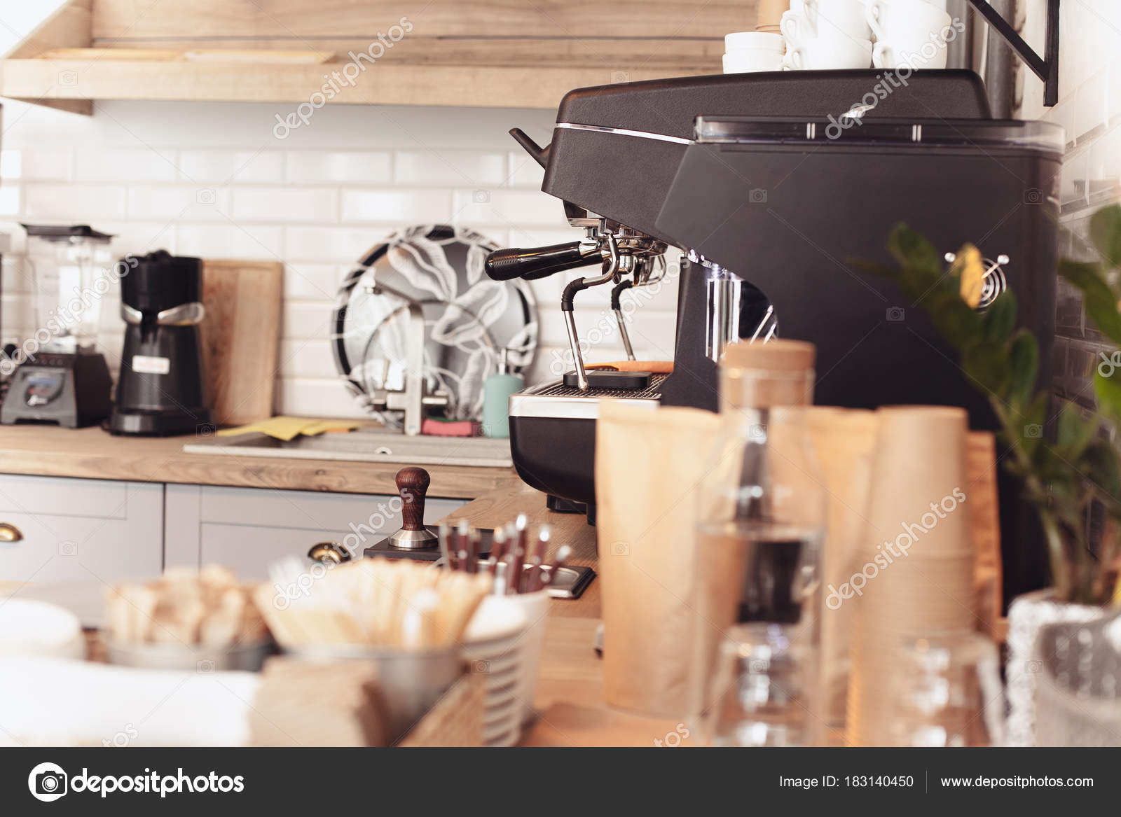 Una mesa para el café en el mostrador de una cafetería — Foto de stock