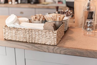 Üstünde belgili tanımlık sayaç bir kahve evinde kahve için bir tablo ayarı