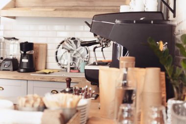 Üstünde belgili tanımlık sayaç bir kahve evinde kahve için bir tablo ayarı