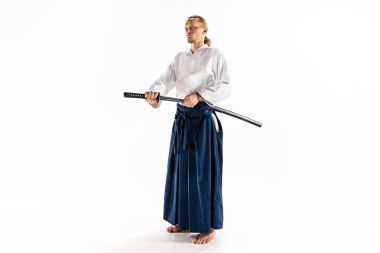 Genç adam stüdyoda Aikido eğitimi