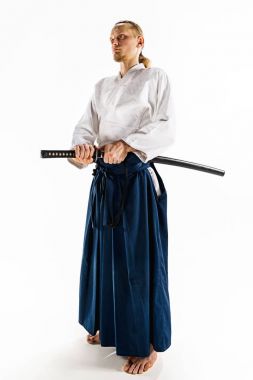 Genç adam stüdyoda Aikido eğitimi