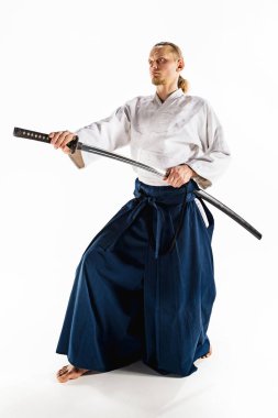 Genç adam stüdyoda Aikido eğitimi