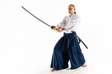 Genç adam stüdyoda Aikido eğitimi